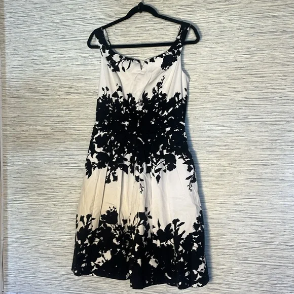 White House Black Market  Elegant Black and White Floral Dress Size 8 (574) - Picture 2 of 7